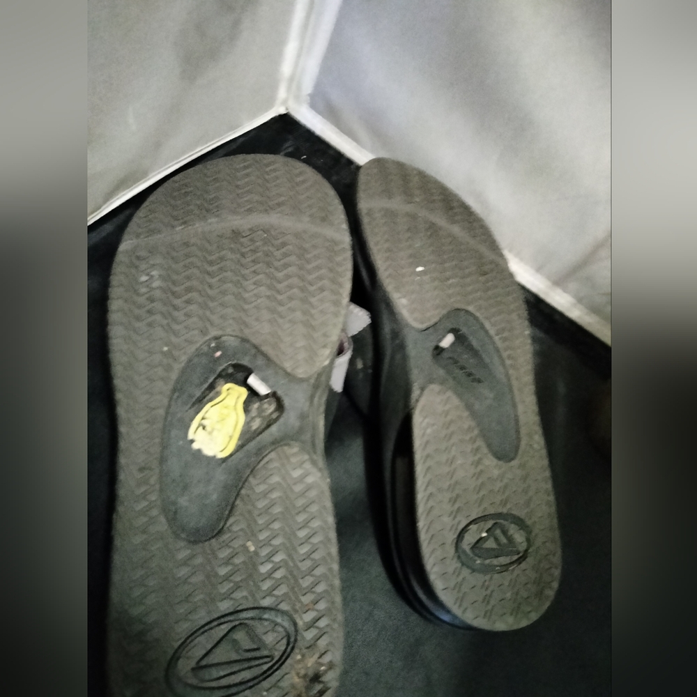 Women size 10 flip flop bottle opener by reef shoes